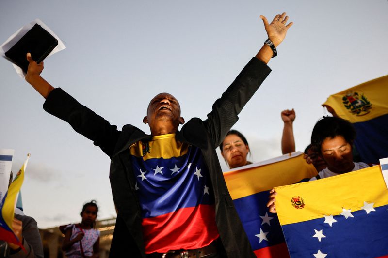© Reuters. Venezuelan citizens take part in a protest against the electoral results that awarded Venezuela's President Nicolas Maduro a third term and to ask the Brazilian government to support democracy, in front of Itamaraty Palace in Brasilia, Brazil August 1, 2024. REUTERS/Adriano Machado