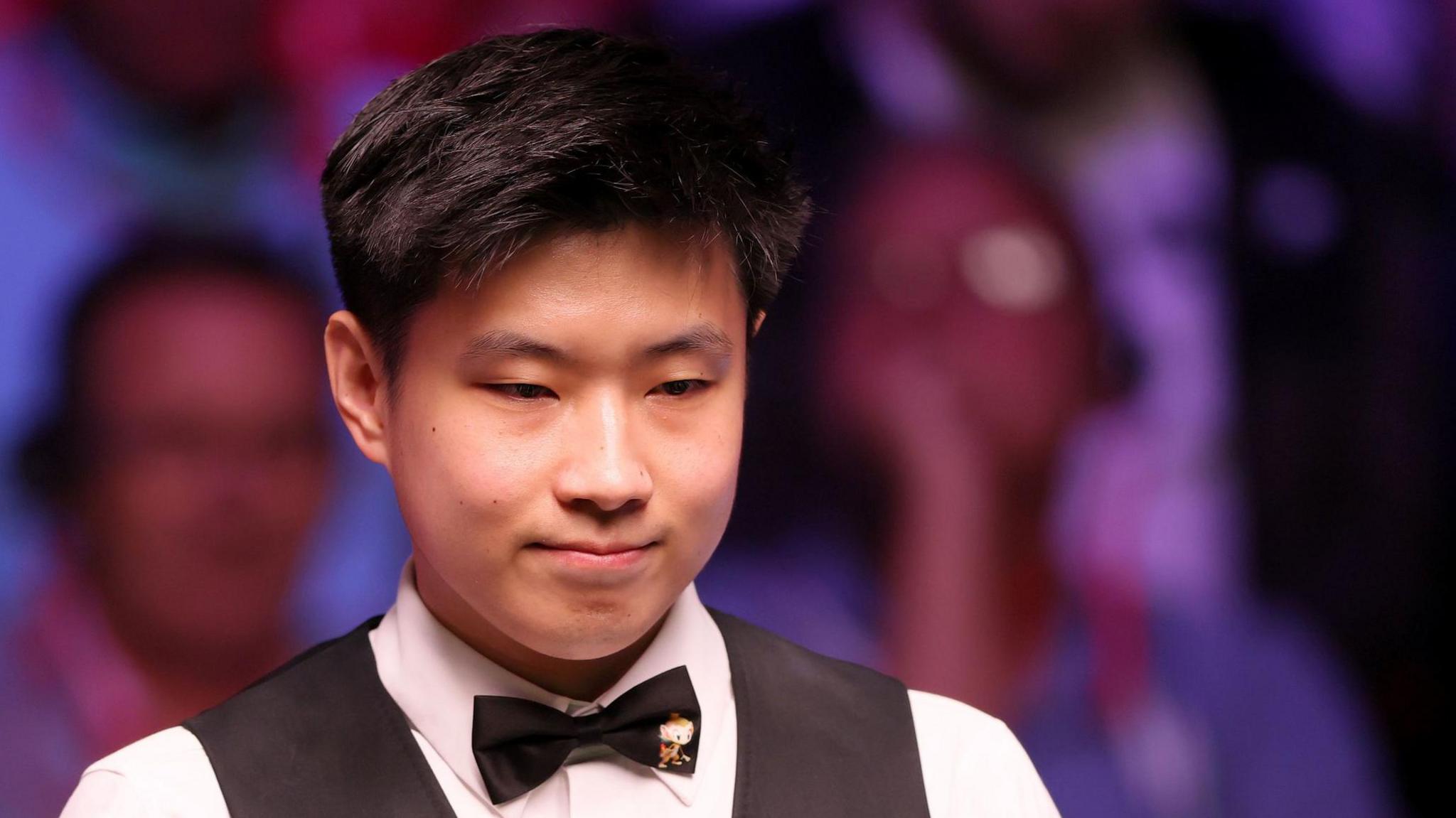 Zhao Xintong lines up a shot