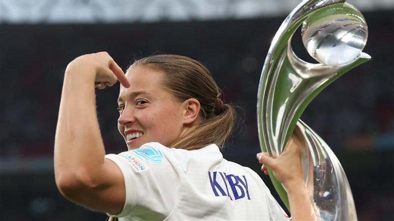 Fran Kirby with the Euro 2022 trophy