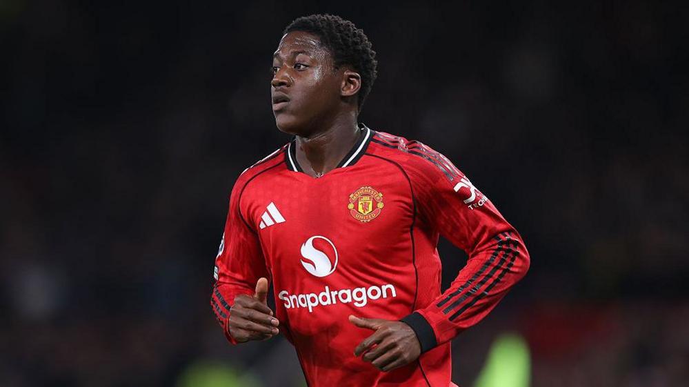 Kobbie Mainoo in action for Manchester United