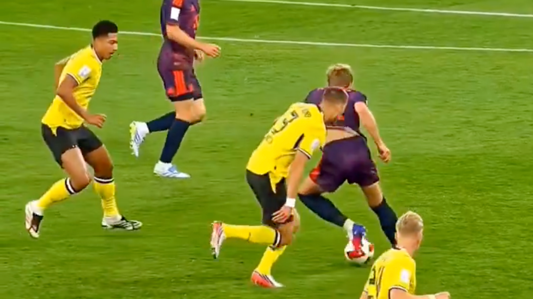 A play-by-play photo gallery of Harry Kane's impressive dribble from in his own half against Borussia Dortmund in this season's Super Cup 