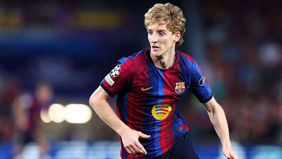 Anthony Gordon in match action for Barcelona, in the club's red and blue kit
