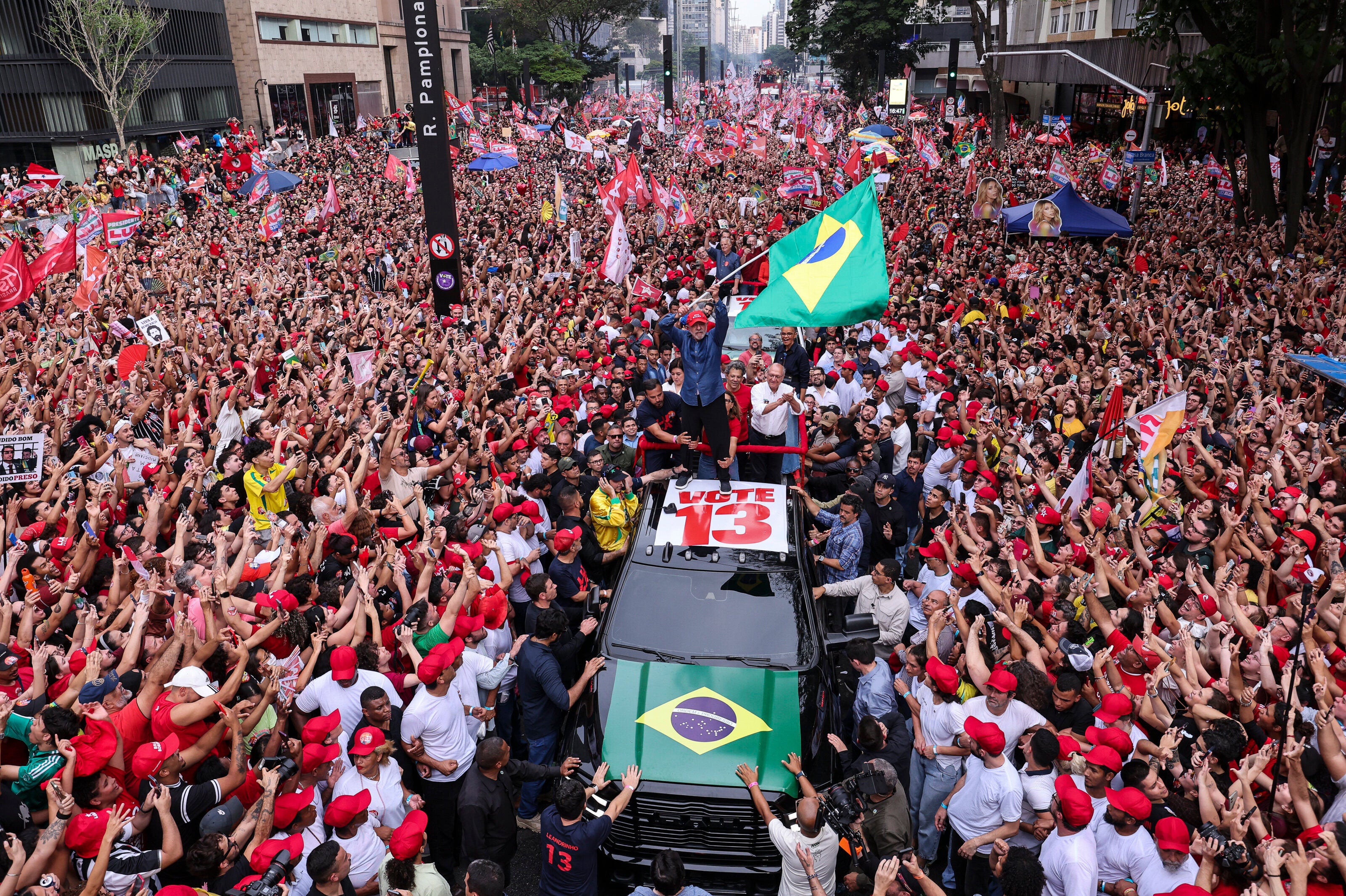 SAO PAULO, BRAZIL - OCTOBER 24: Luiz Inácio Lula Da Silva, incumbent president of Brazil and presidential candidate for Partido de los Trabajadores (PT) (Worker’s Party) waves a Brazil flag during a rally ahead of the presidential runoff at Avenida Paulista on October 24, 2026 in Sao Paulo, Brazil. The incumbent president of Brazil will face Flavio Bolsonaro in a tight runoff to seek a fourth tenure in the presidency. (Photo by Alexandre Schneider/Getty Images)